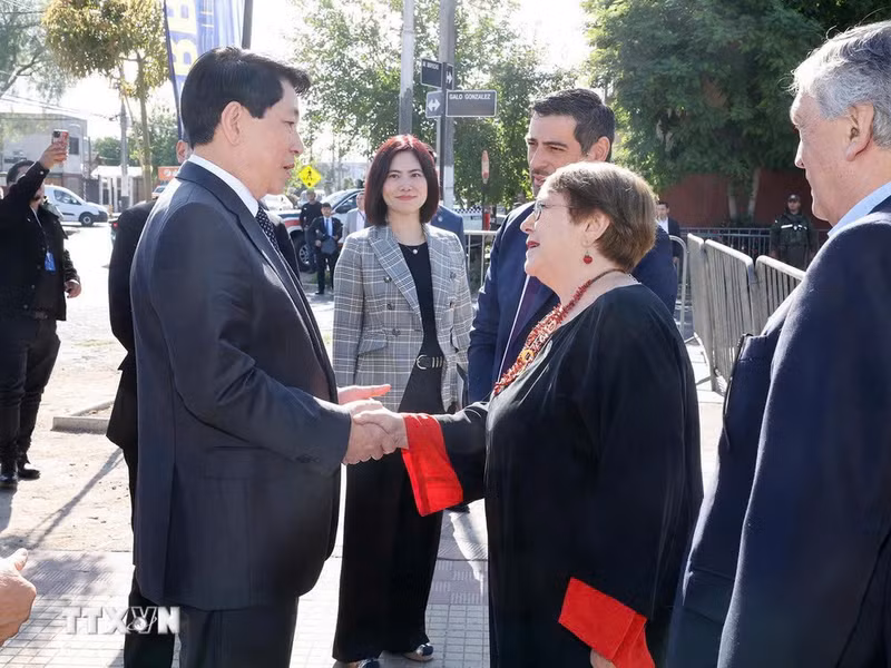 La ex presidenta chilena, Michelle Bachellet, da la bienvenida al presidente vietnamita, Luong Cuong. (Foto: VNA)
