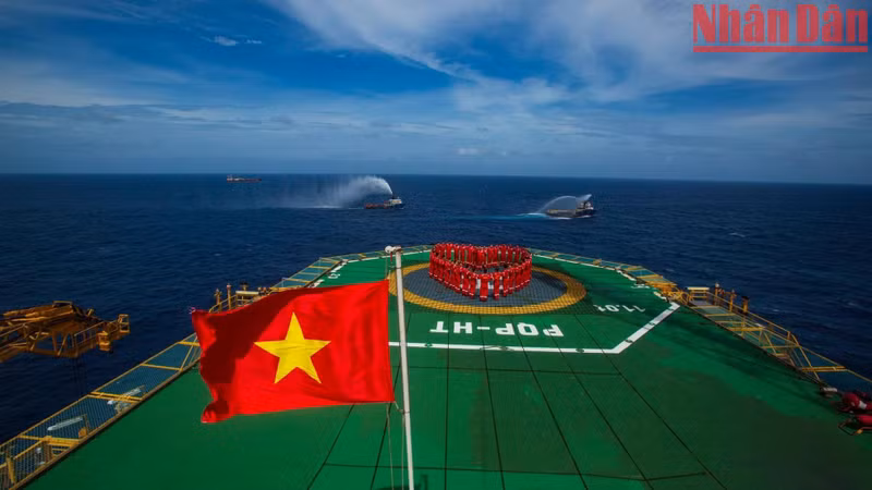 El proyecto "Mar del Este-01" es un plan clave de la industria de petróleo y gas de Vietnam, desarrollado sobre el proyecto de explotación de los campos de gas Hai Thach y Moc Tinh, con una capacidad de producción de 25 mil barriles de condensado y ocho millones 500 mil metros cúbicos de gas al día. El proyecto "Mar del Este-01" es un plan clave de la industria de petróleo y gas de Vietnam, desarrollado sobre el proyecto de explotación de los campos de gas Hai Thach y Moc Tinh, con una capacidad de producción de 25 mil barriles de condensado y ocho millones 500 mil metros cúbicos de gas al día.