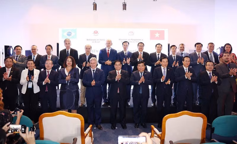 El jefe del Gobierno vietnamita y delegados que asisten al Foro Empresarial Vietnam-Brasil. (Foto: VNA)