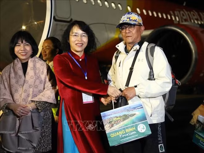 La directora del Servicio de Cultura, Deportes y Turismo de la provincia de Quang Binh, Nguyen Thi Bich Thuy, recibió y obsequió flores a los viajeros y la tripulación. (Foto: Internet)