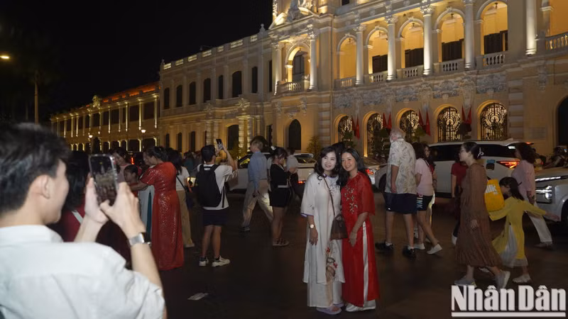 Frente al Comité Popular de Ciudad Ho Chi Minh.