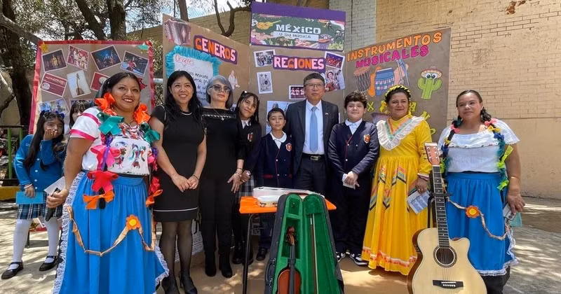 El embajador Nguyen Van Hai visita la Escuela Primaria República Socialista de Vietnam en México. (Foto; VNA)