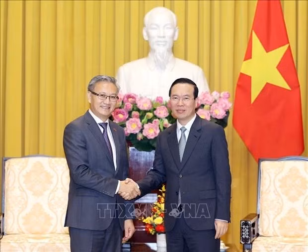 El presidente vietnamita, Vo Van Thuong, recibe al jefe de la Comisión de Asuntos Exteriores del Comité Central del Partido Popular Revolucionario de Laos, Thongsavanh Phomvihane. (Foto: VNA)