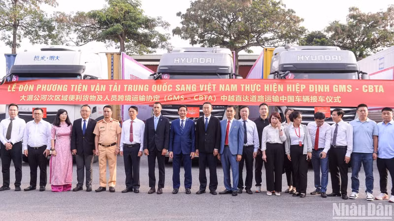 Delegados de Vietnam y China dan la bienvenida a los vehículos de transporte chinos en el Centro Logístico ICD Long Bien. 