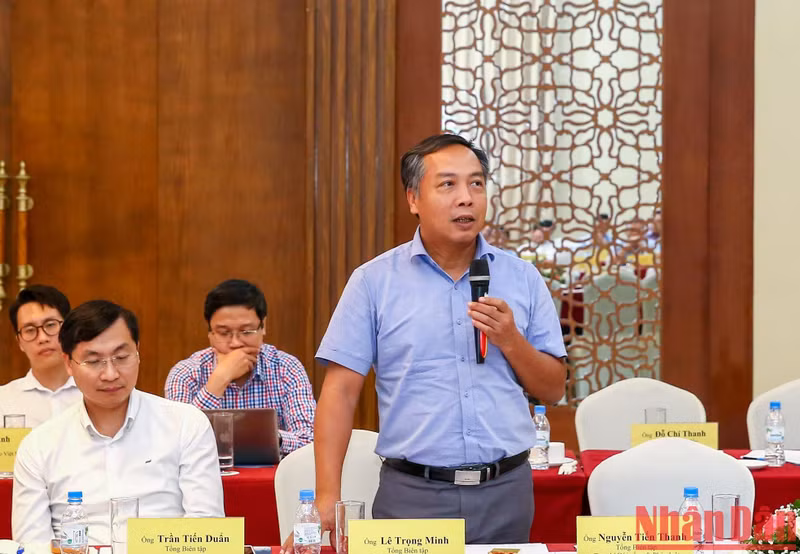 Le Trong Minh, redactor jefe del periódico “Inversión”, habla en el foro.