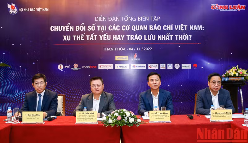 El presidente-editor del periódico Nhan Dan, Le Quoc Minh, y el secretario del Comité partidista y presidente del Consejo Popular de Thanh Hoa, Do Trong Hung, copresiden el foro.