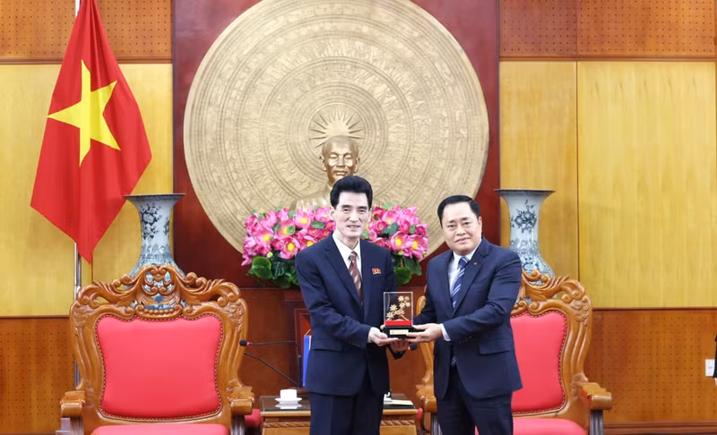 Ho Tien Thieu, presidente del Comité Popular de Lang Son, entrega un recuerdo al embajador de Corea del Norte en Vietnam, Ri Sung Guk. (Foto: congluan.vn) 