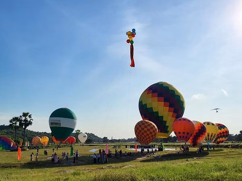 Un globo aerostático alzó vuelo con una bandera de 200 metros cuadrados sobre la zona de Bay Nui (Siete Montañas). Un globo aerostático alzó vuelo con una bandera de 200 metros cuadrados sobre la zona de Bay Nui (Siete Montañas).