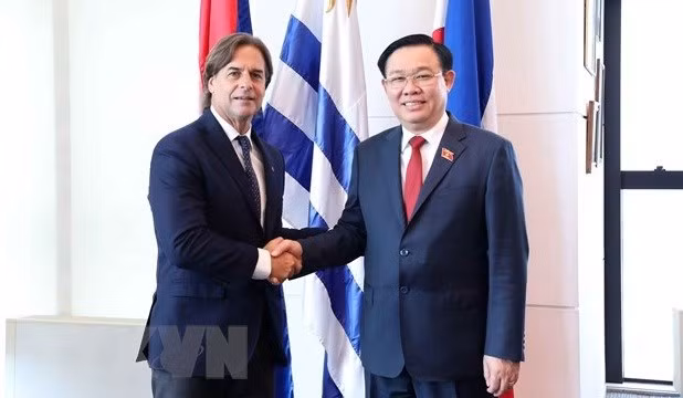 El presidente de la Asamblea Nacional de Vietnam, Vuong Dinh Hue (en la derecha), se reúne con su homólogo uruguayo, Luis Lacalle Pou, durante su visita oficial a Uruguay, abril de 2023. (Foto: VNA)
