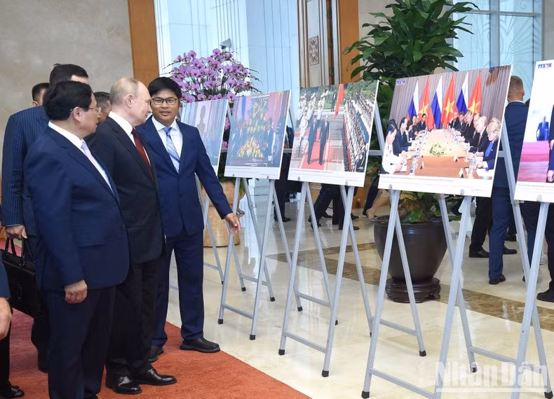 El primer ministro Pham Minh Chinh presenta al presidente Vladimir Putin las imágenes que muestran la cooperación entre Vietnam y Rusia.