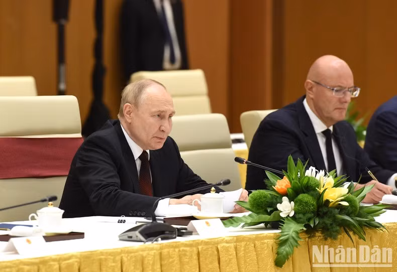 El presidente de Rusia, Vladimir Putin, habla en la reunión.