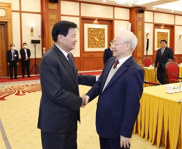 El secretario general del Partido Comunista de Vietnam, Nguyen Phu Trong, y el máximo dirigente del Partido Popular Revolucionario de Laos, Thongloun Sisoulith. (Foto: VNA)