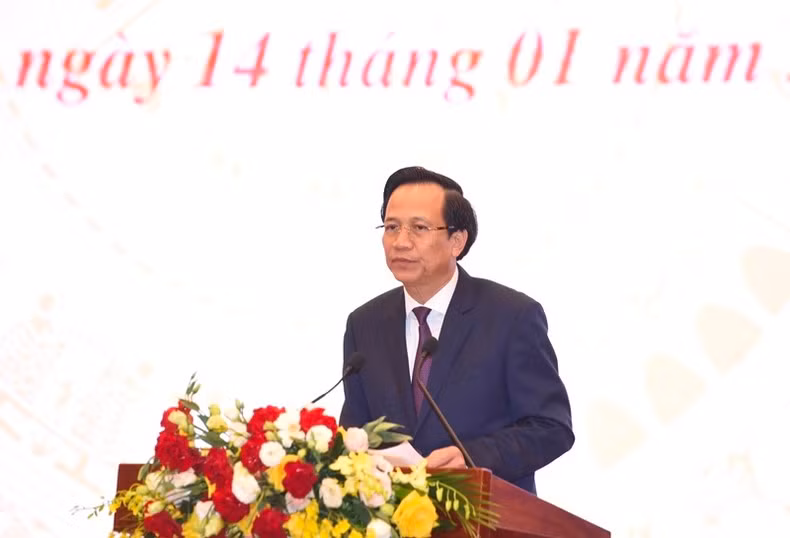 El ministro de Trabajo, Inválidos y Asuntos Sociales, Dao Ngoc Dung, interviene en la conferencia.