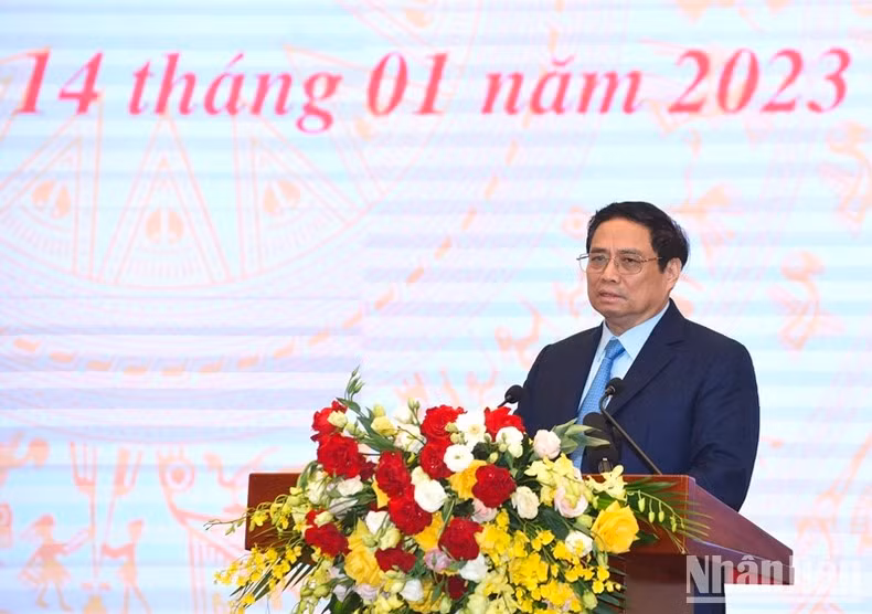 El primer ministro Pham Minh Chinh pronuncia un discurso guía en la conferencia.
