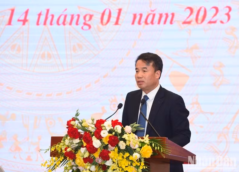 El director general del Seguro Social de Vietnam, Nguyen The Manh, habla en la conferencia.