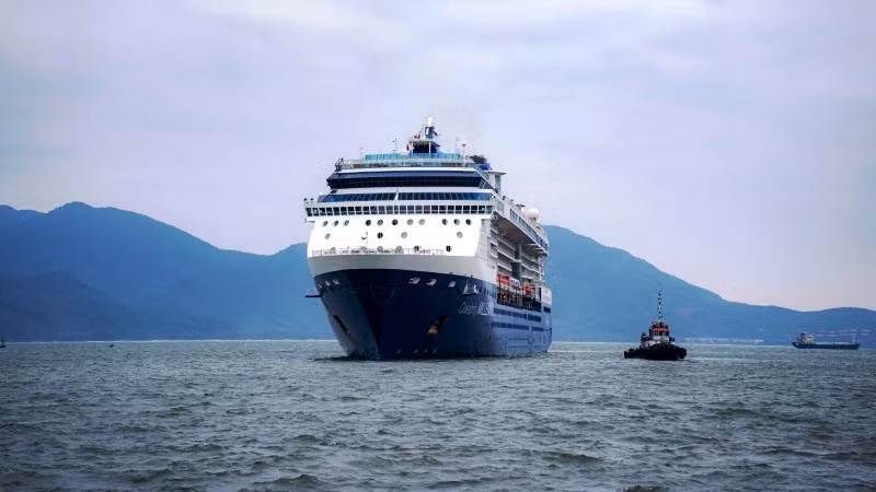 El crucero de Celeberity Millennium, de nacionalidad maltesa, atraca en el puerto de Chan May.