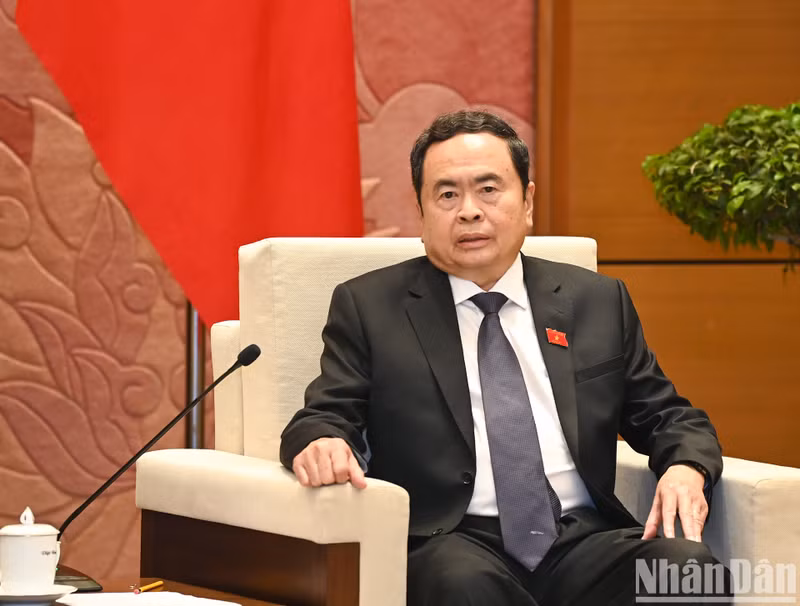 El líder legislativo vietnamita habla en el encuentro.