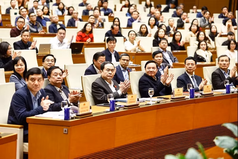 Altos funcionarios de la Asamblea Nacional en el simposio. (Foto: VNA)
