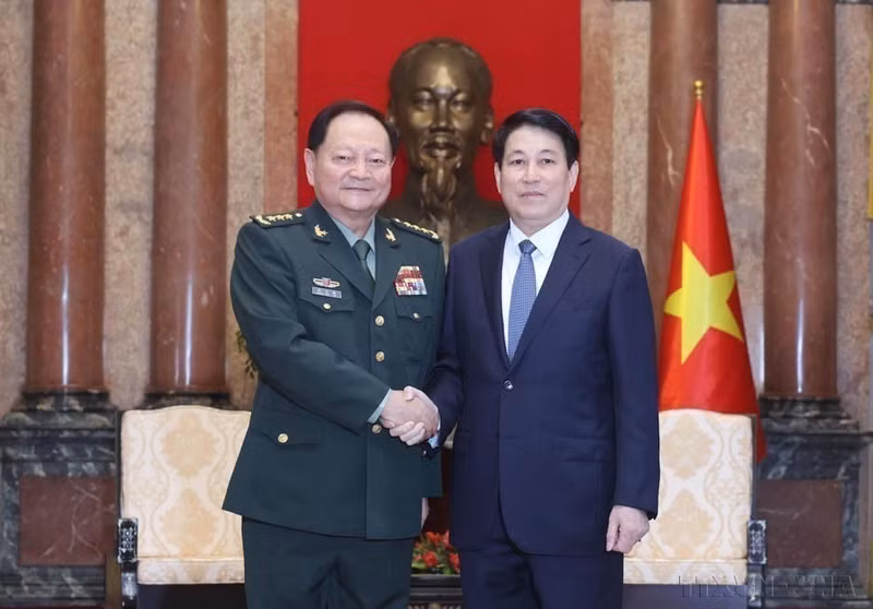 El presidente Luong Cuong recibe al teniente general Zhang Youxia, miembro del Buró Político y vicepresidente de la Comisión Militar Central de China en Hanói, el 25 de octubre de 2024. (Foto: VNA)