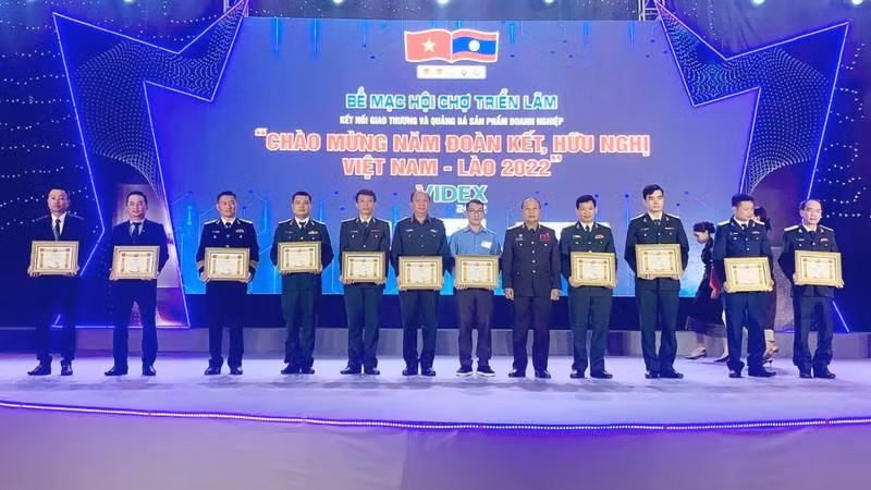 Entregan certificados de mérito a las empresas e individuos destacados de Vietnam y Laos. 