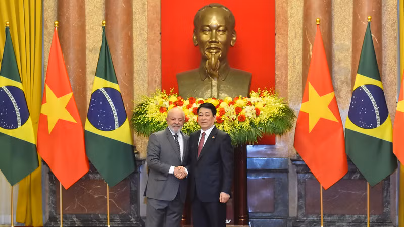 El presidente Luong Cuong y su similar, Luiz Inácio Lula da Silva, en la ceremonia de bienvenida.