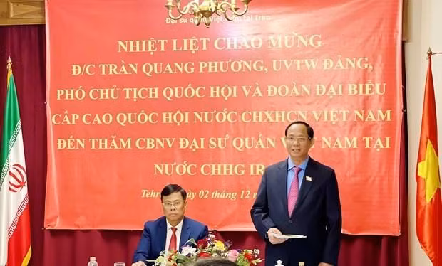 El vicepresidente del Parlamento Tran Quang Phuong se reúne con los funcionarios de la Embajada de Vietnam y representantes de la comunidad vietnamita en Irán. (Fotografía: Portal web de la Asamblea Nacional) El vicepresidente del Parlamento Tran Quang Phuong se reúne con los funcionarios de la Embajada de Vietnam y representantes de la comunidad vietnamita en Irán. (Fotografía: Portal web de la Asamblea Nacional)