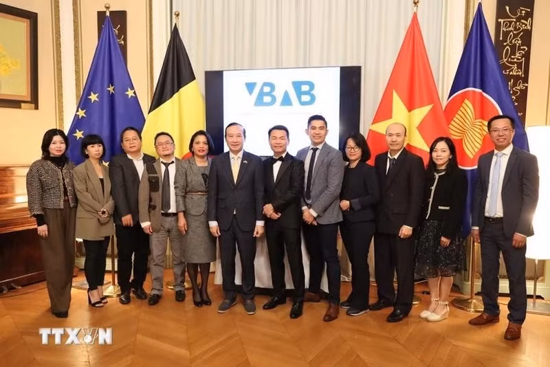 El embajador de Hanói en Bélgica, Nguyen Van Thao (sexto de la izquierda) y los miembros de la Junta directiva de la VBAB. (Foto: VNA)
