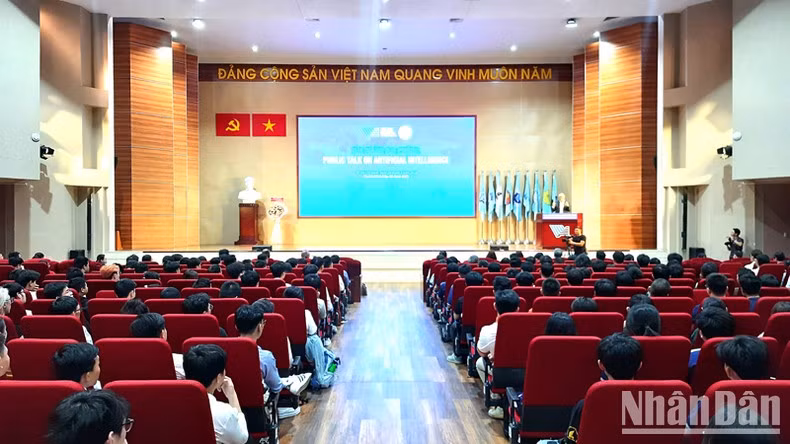Panorama de la masiva asistencia a la conferencia, en la que participan destacados expertos en IA de ambas universidades.