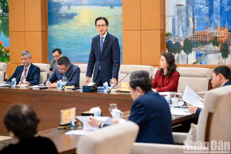 El embajador de Vietnam ante las Naciones Unidas, Do Hung Viet, interviene en la reunión.