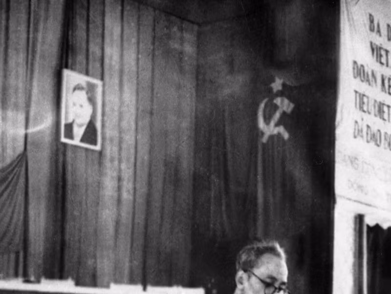 El Presidente Ho Chi Minh leyó el informe político en el Segundo Congreso Nacional del Partido en la base de resistencia del Viet Bac (febrero de 1951). (Foto: VNA) El Presidente Ho Chi Minh leyó el informe político en el Segundo Congreso Nacional del Partido en la base de resistencia del Viet Bac (febrero de 1951). (Foto: VNA)