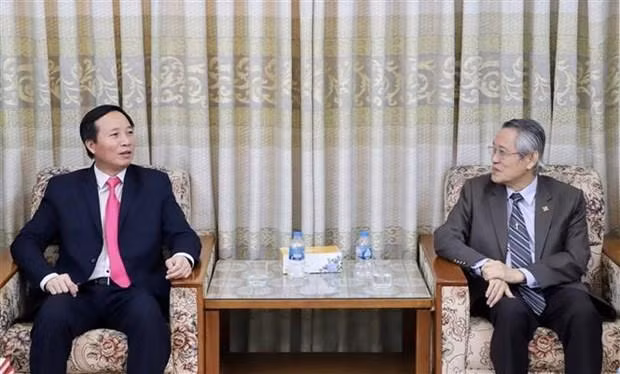 El jefe del Comité de Asuntos Religiosos del Gobierno de Vietnam, Vu Hoai Bac (I), en la cita. (Fotografía: VNA)