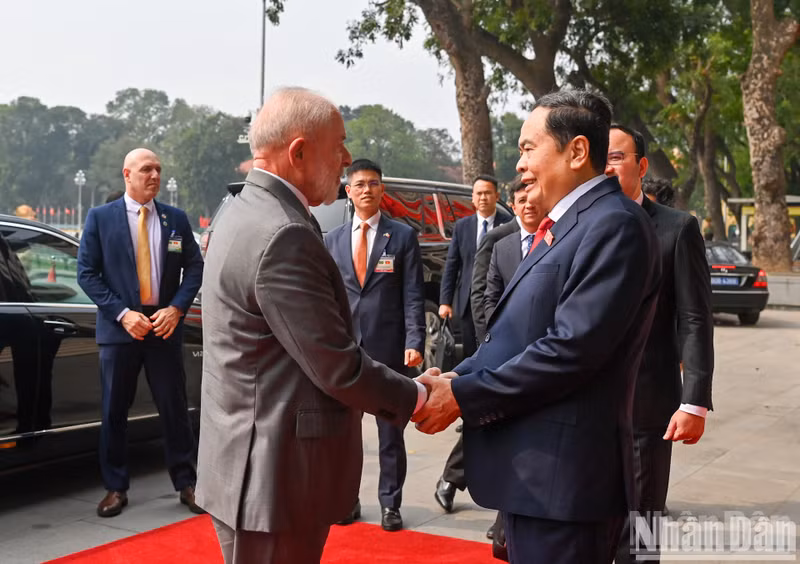 El presidente de la ANV, Tran Thanh Man, saluda al presidente brasileño, Luiz Inácio Lula da Silva.