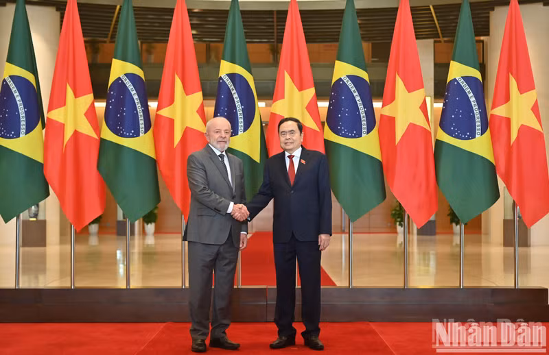 El máximo dirigente legislativo vietnamita, Tran Thanh Man, y el presidente brasileño, Luiz Inácio Lula da Silva.