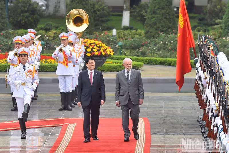 Los dos presidentes revistan a la guardia de honor del Ejército Popular de Vietnam.