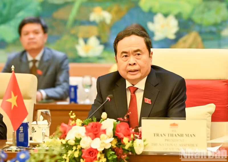 El máximo legislador vietnamita habla en la reunión.