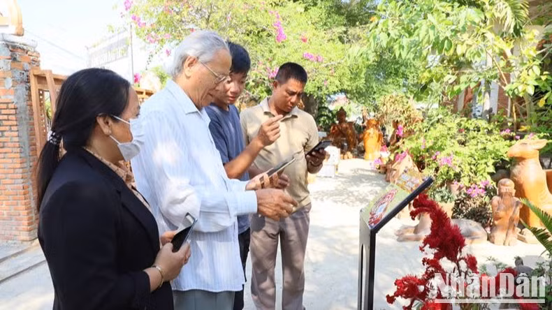 Los lugareños y los turistas en Ninh Thuan visitan el sitio web "Ama a Vietnam".