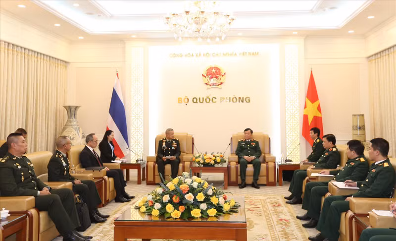 El coronel general Hoang Xuan Chien, viceministro vietnamita de Defensa, y el general Narongpan Jittkaewtae, comandante en jefe del Ejército Real de Tailandia (Fotografía: VNA)