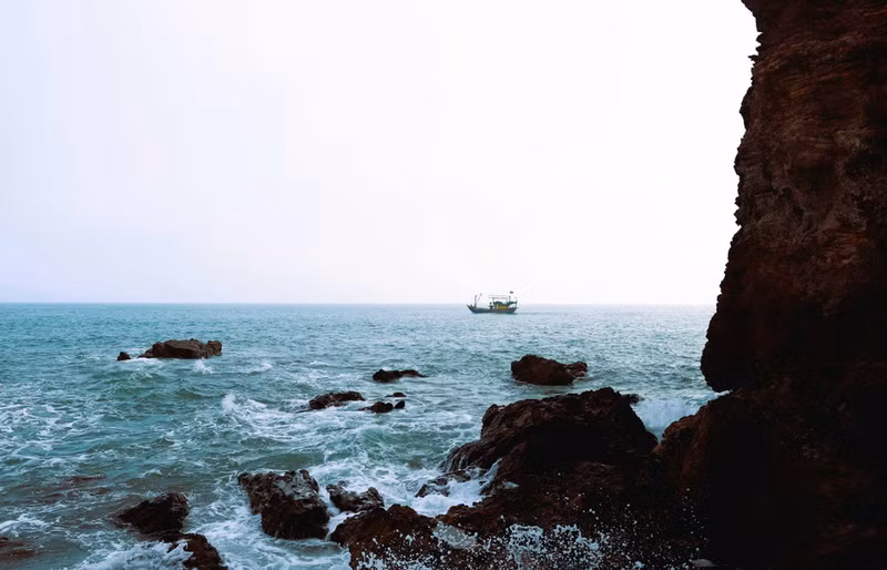 Los barcos pesqueros salen al mar a lo largo de las montañas rocosas. (Foto: VNA) Los barcos pesqueros salen al mar a lo largo de las montañas rocosas. (Foto: VNA)