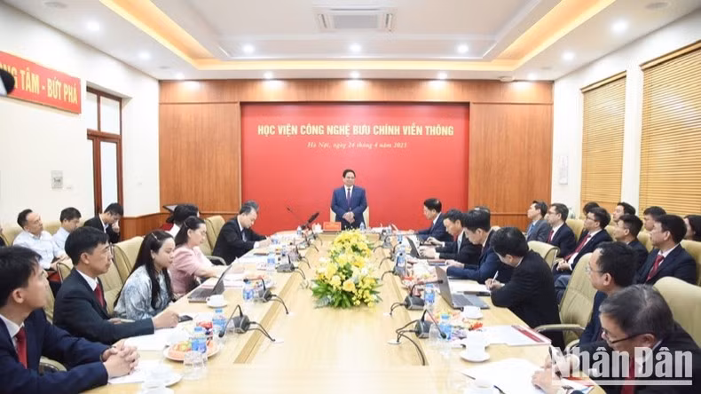 El primer ministro Pham Minh Chinh habla en la reunión. (Foto: Nhan Dan)