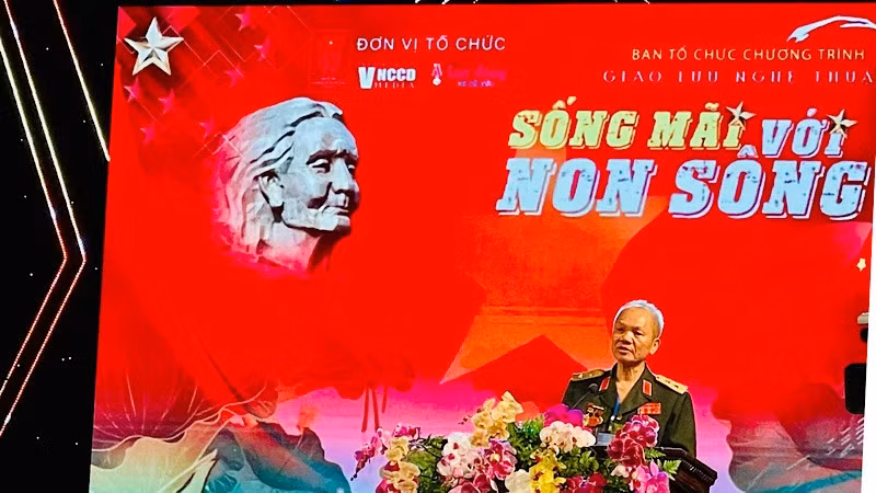 El teniente general Hoang Khanh Hung, presidente de la Asociación de Apoyo a las Familias de los mártires vietnamitas, habla en el evento. 