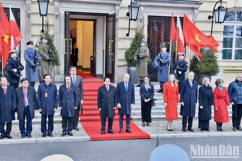 Pham Minh Chinh y Donald Tusk en la ceremonia de bienvenida.