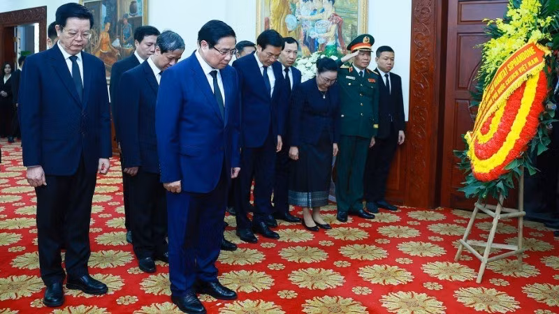 El primer ministro Pham Minh Chinh rinde homenaje al expresidente de Laos, Khamtay Siphandone, en una ceremonia en Hanói. (Foto: Nhan Dan)