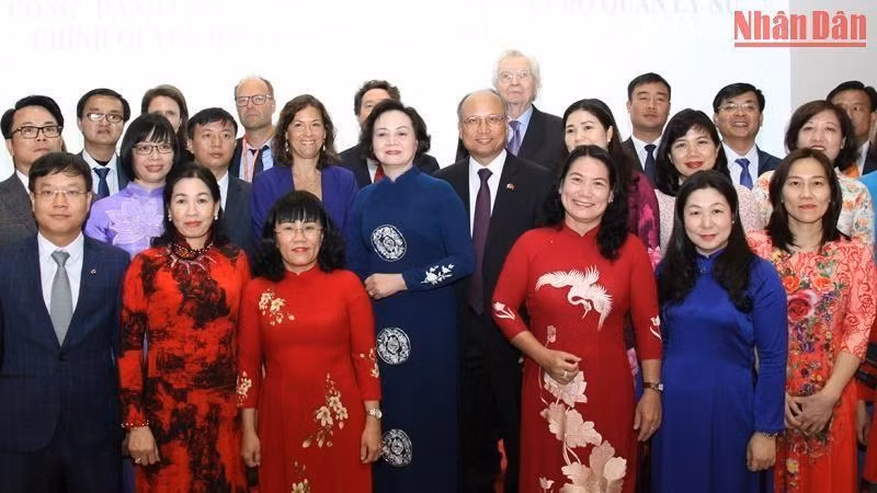 La ministra Pham Thi Thanh Tra, el embajador Dinh Toan Thang y la junta directiva de la escuela de Normandía se toman foto de recuerdo con los estudiantes del curso de capacitación. (Fotografía: Nhan Dan) La ministra Pham Thi Thanh Tra, el embajador Dinh Toan Thang y la junta directiva de la escuela de Normandía se toman foto de recuerdo con los estudiantes del curso de capacitación. (Fotografía: Nhan Dan)