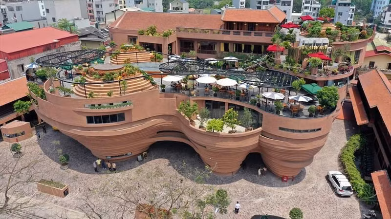 El Centro de quintaesencias de aldeas de oficios de Vietnam fue construido para honrar los valores de la aldea artesanal de Bat Trang y promover ampliamente la imagen y la marca de la cerámica y otros productos artesanales del país. (Fotografía: VNA)