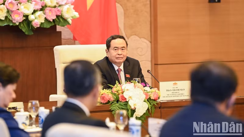 El máximo dirigente legislativo en la reunión con los embajadores y encargados de negocios de los países de la Asean y Timor Oriental.