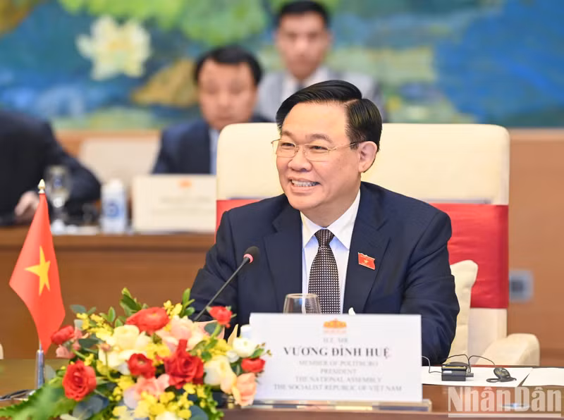 El presidente de la ANV, Vuong Dinh Hue, habla en la reunión.