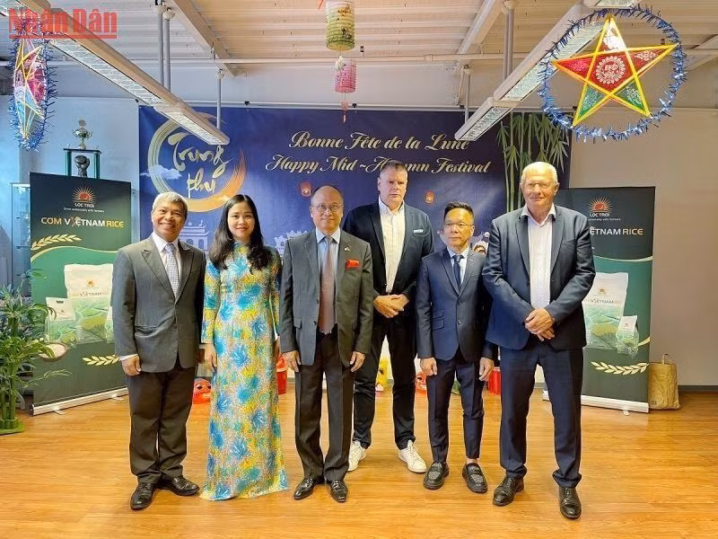 El embajador Dinh Toan Thang, junto a representantes del Ministerio de Industria y Comercio, empresas y socios se toman fotos de recuerdo en el programa "Festival del Medio Otoño de Vietnam".