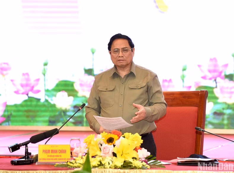 El primer ministro Pham Minh Chinh concluye la reunión. El primer ministro Pham Minh Chinh concluye la reunión.