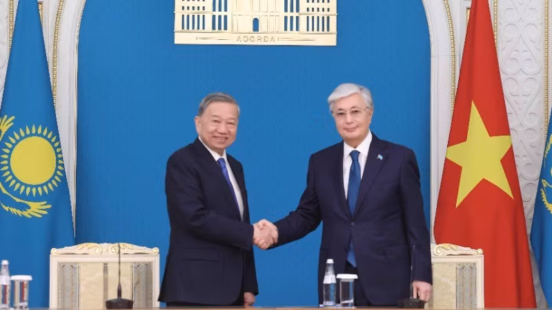 El secretario general del Partido Comunista de Vietnam (PCV), To Lam, y el presidente de Kazajistán, Kassym-Jomart Tokayev, adoptaron la Declaración Conjunta sobre el establecimiento de Asociación Estratégica bilateral. (Foto: VNA)