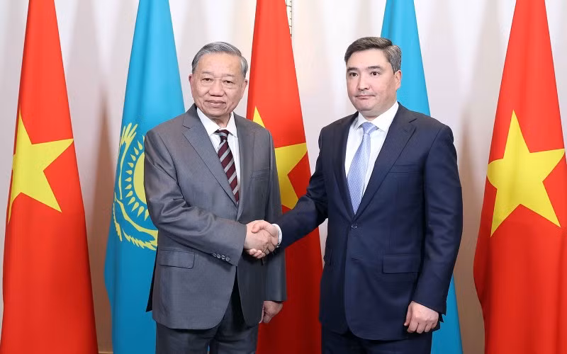 El secretario general del Partido Comunista de Vietnam, To Lam (izquierda), se reúne con el primer ministro kazajo, Olzhas Bektenov. (Foto: VNA)